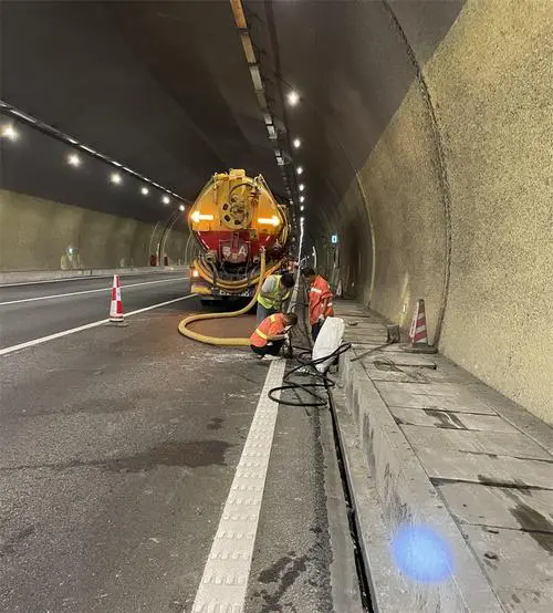 潘集隧道排水渠清淤